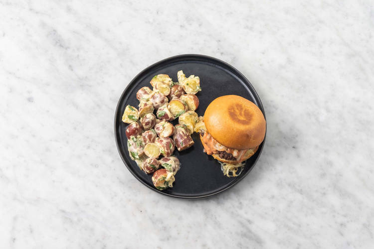 Préparer la sauce et la salade de pommes de terre