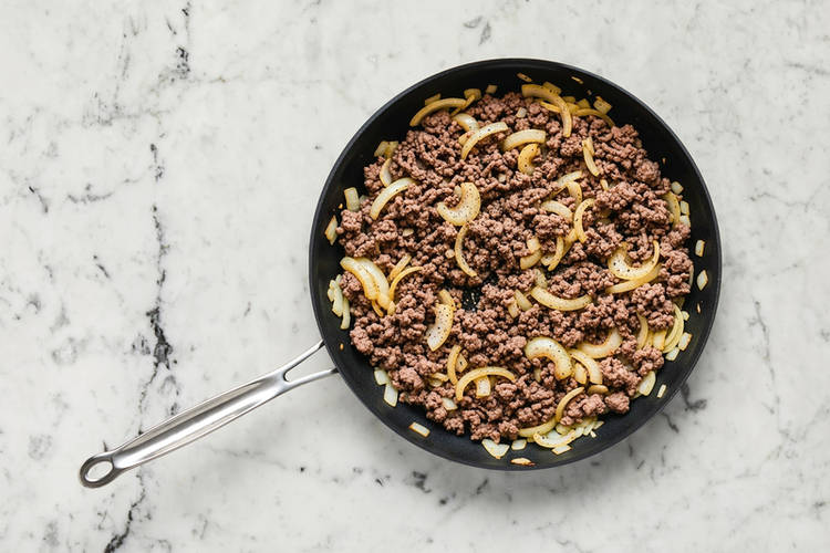 Cuire le bœuf et les oignons