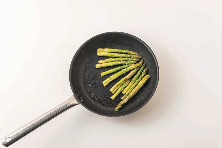 Cook the asparagus 