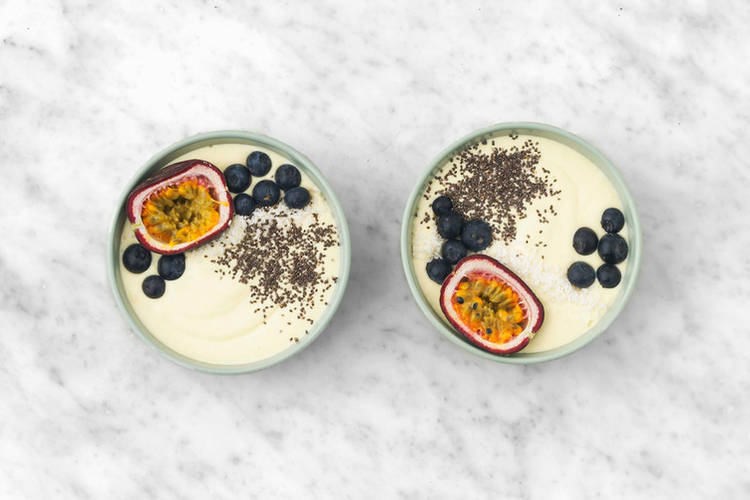 Mangosmoothiebowl met blauwe bessen en passievrucht