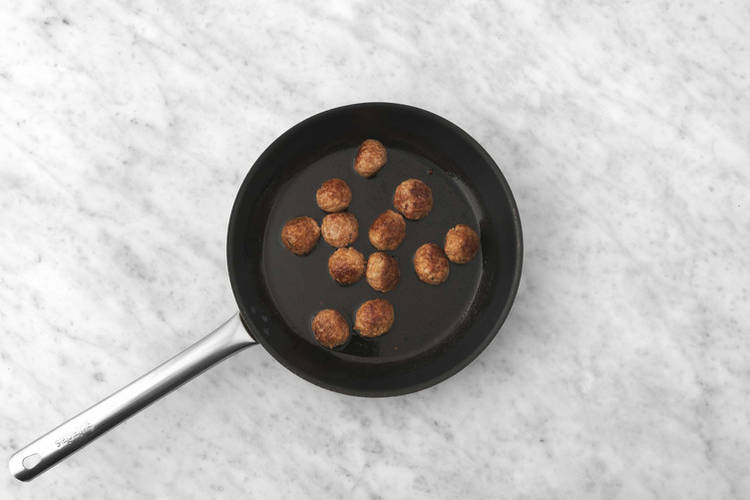 Gehaktballetjes bakken