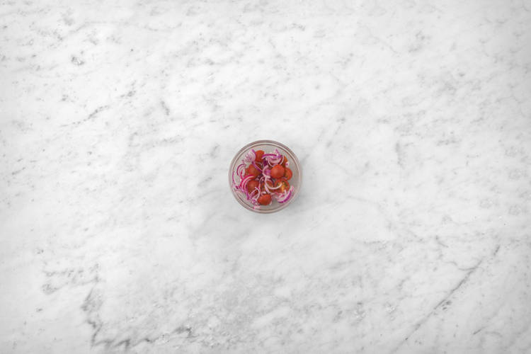 Gör tomatsallad