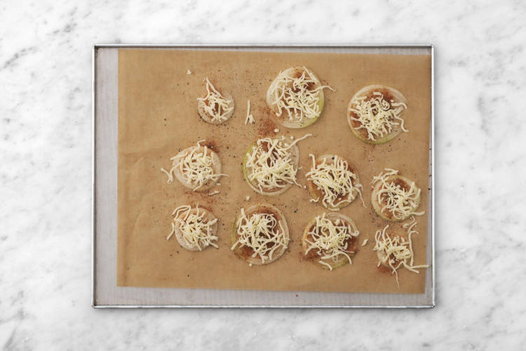 Lav ostebagte løgringe