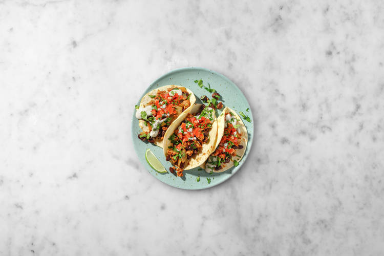 Monta los tacos y disfruta