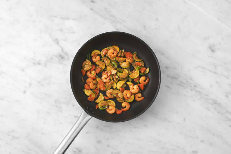 Añade los langostinos