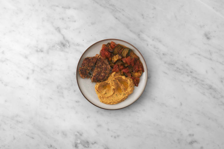 Cocina la hamburguesa y emplata