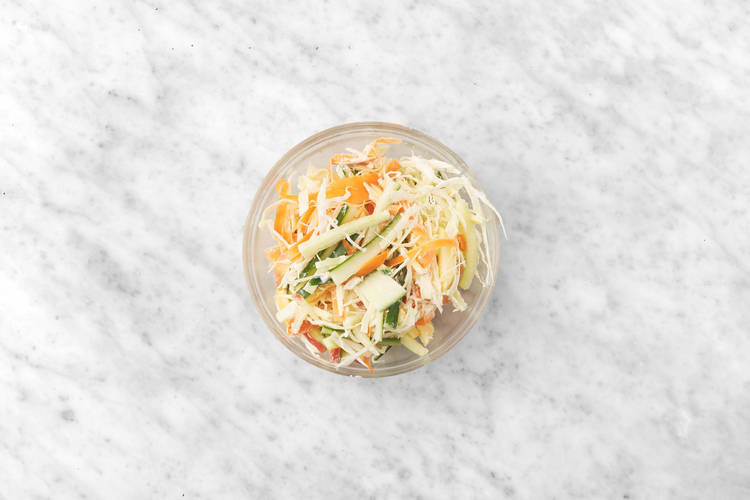 Gör coleslaw