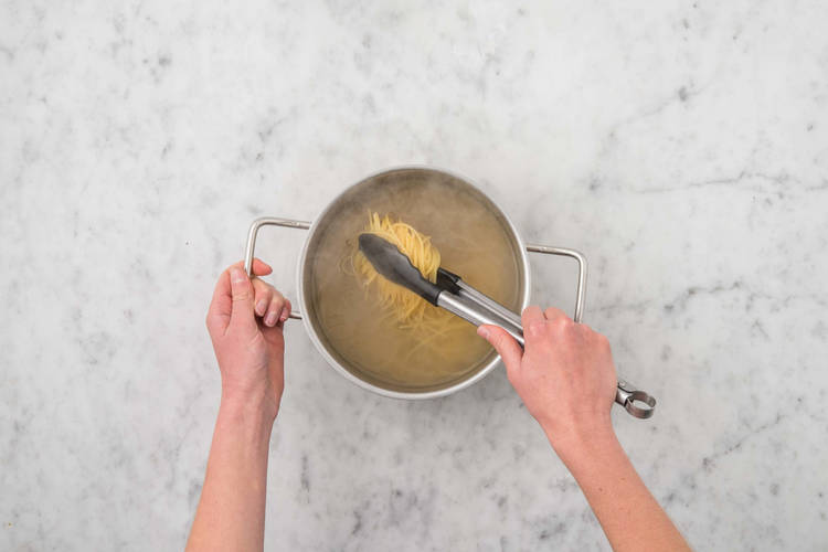 Koka pasta och stek kyckling