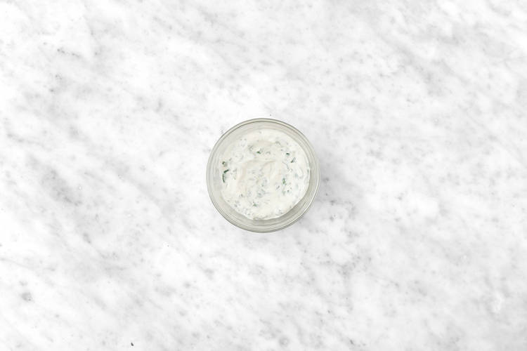 Preparare la salsa yogurt e tostare le tortillas