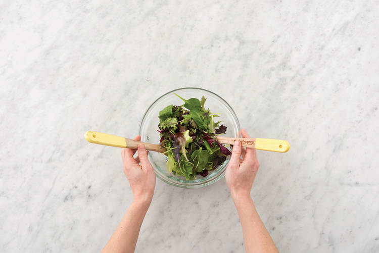 Preparare salsa e insalata