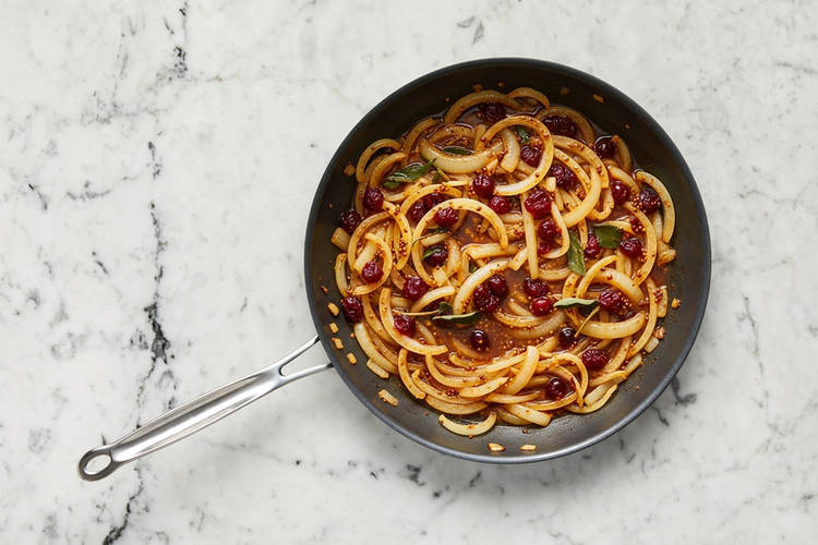 Préparer la sauce aux canneberges et à la sauge