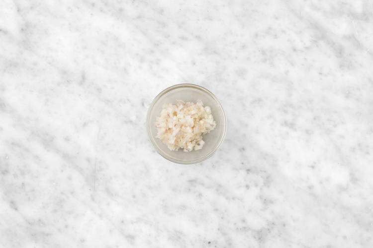 Hacka schalottenlök