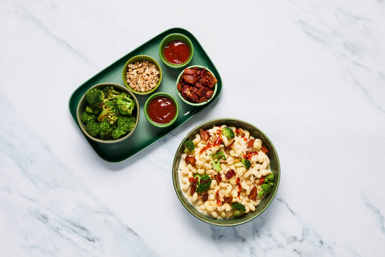 Assembler le macaroni au fromage