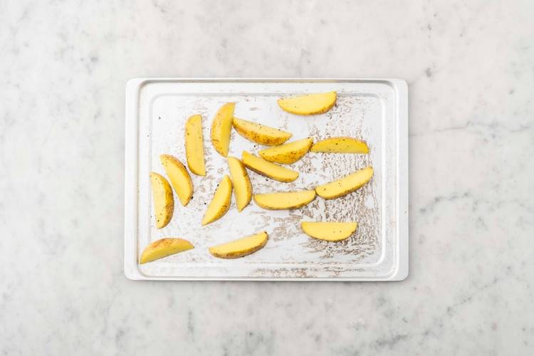 Rôtir les quartiers de pommes de terre