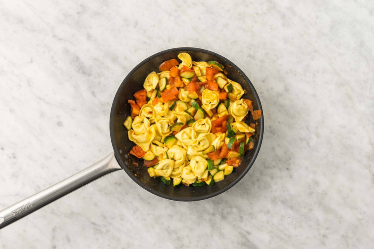 Tillsätt pasta och stek kyckling