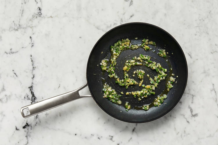 Make ginger-green onion sauce