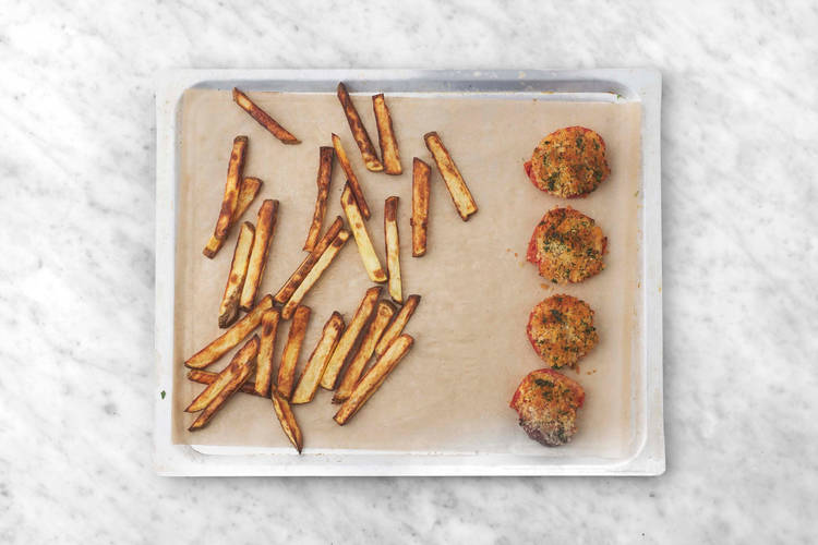 Enfourner les tomates et les frites