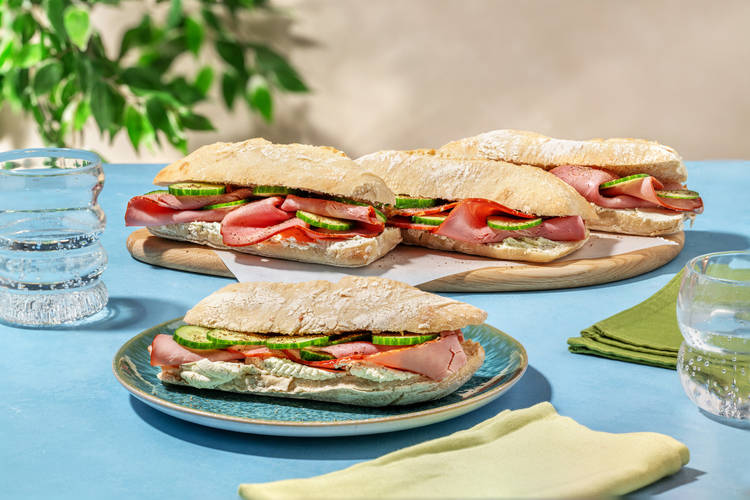 Sandwiches met ham en kruidenroomkaas