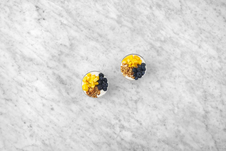 Griekse yoghurt met blauwe bessen, mango en walnoten