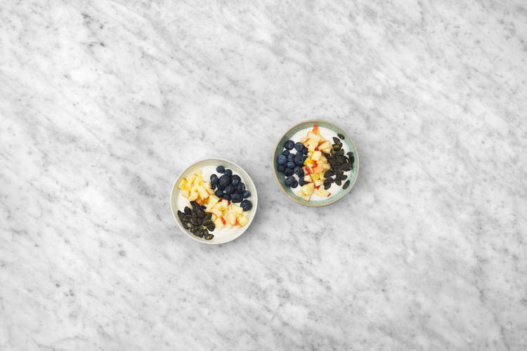 Griekse yoghurt met blauwe bessen, appel en pompoenpitten