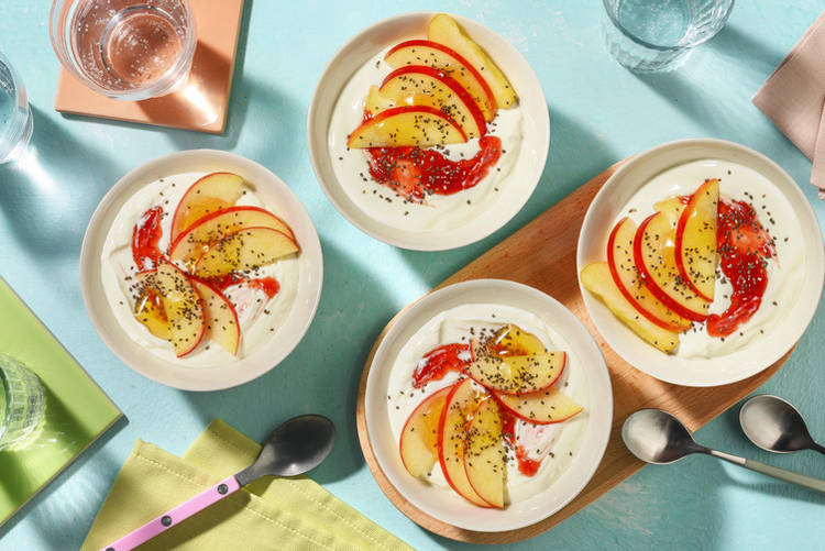 Yoghurtbowls met appel en aardbeienjam