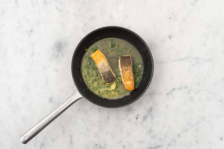 Tilsæt citrusfrugtbouillon og smør