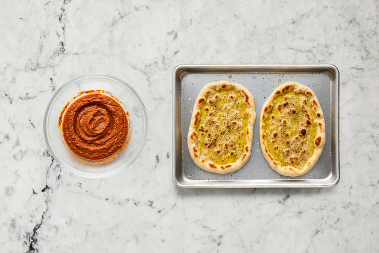 Préparer la sauce romesco et griller les pains plats