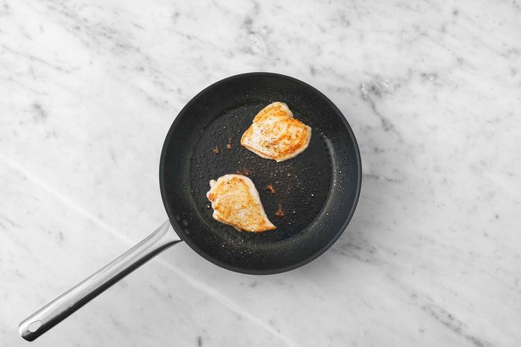 Cuire le poulet et peler les poivrons