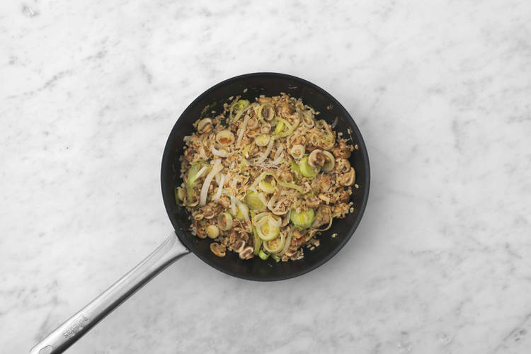 Aggiungere i funghi e porri