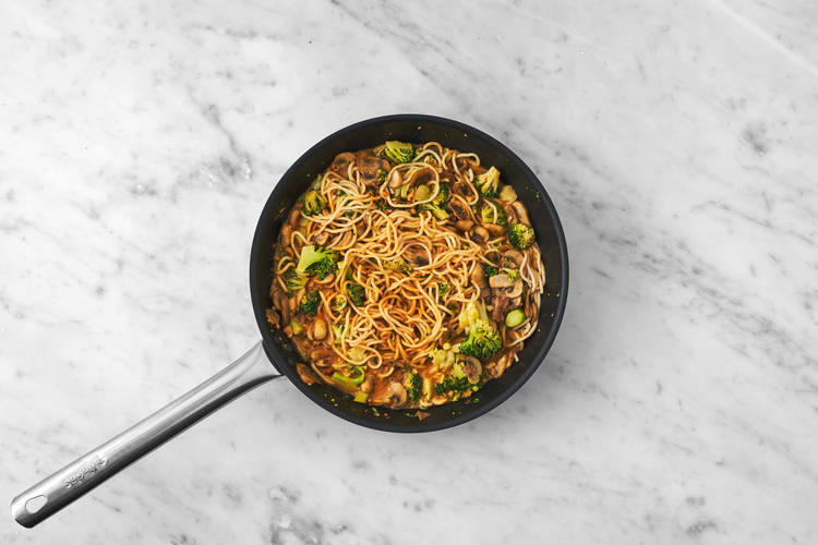 Tilsæt broccoli og nudler