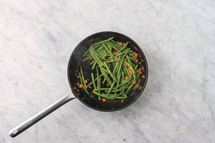 Cook the tomato-ginger beans