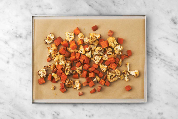 Rosta sötpotatis och blomkål