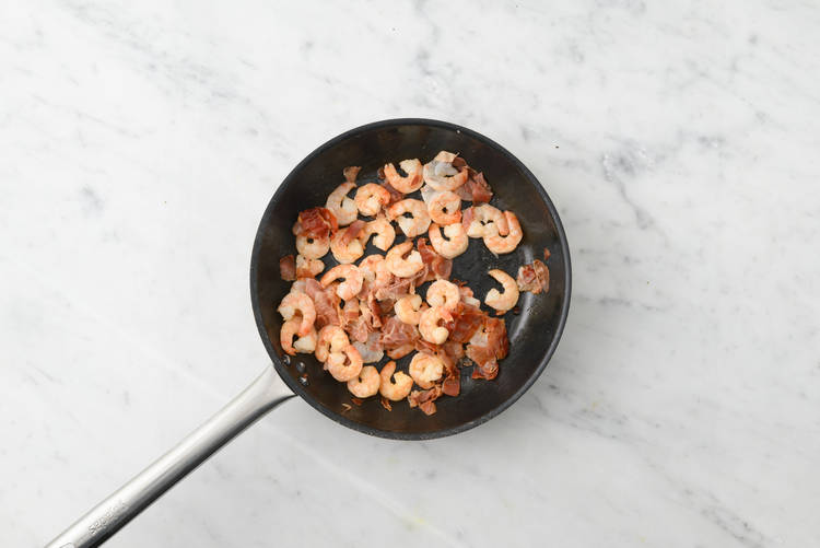 Saltea los langostinos y el jamón