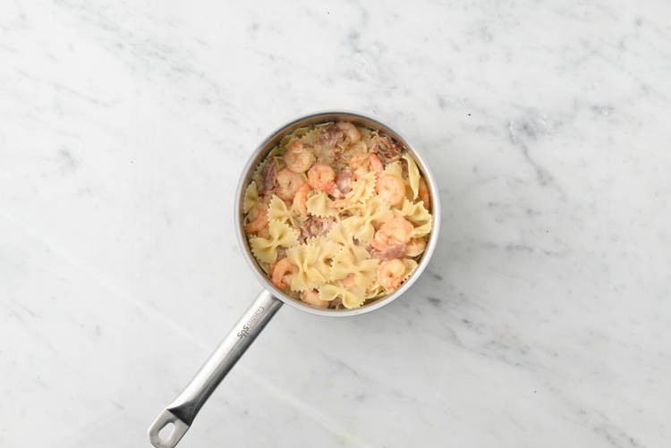 Combina la pasta y la salsa