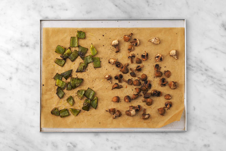 Rôtir les champignons et les poivrons