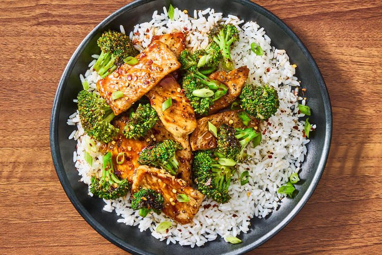 COOK BROCCOLI & PORK