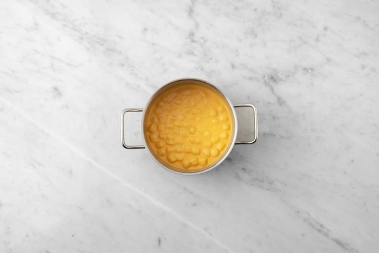 Combina la salsa y los gnocchis