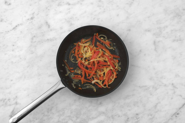 Tagliare e rosolare le verdure