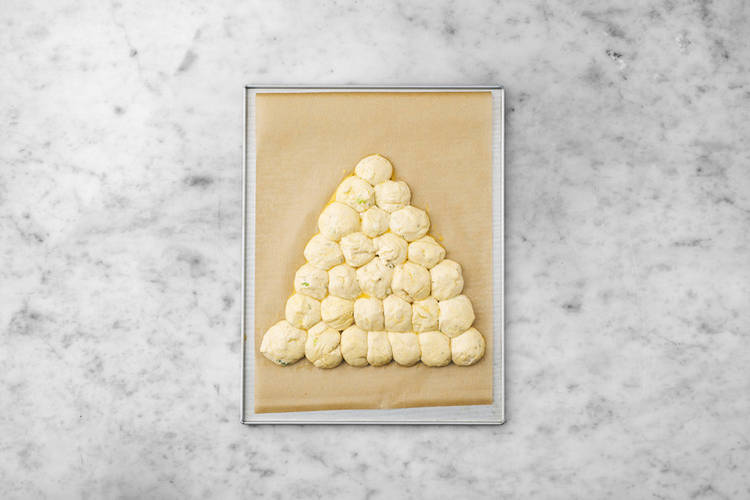 Assemble the Christmas tree