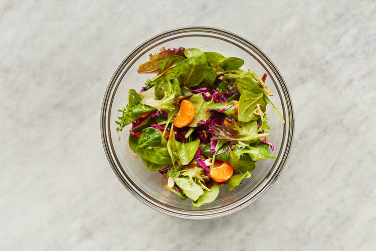 Assembler le riz et la salade