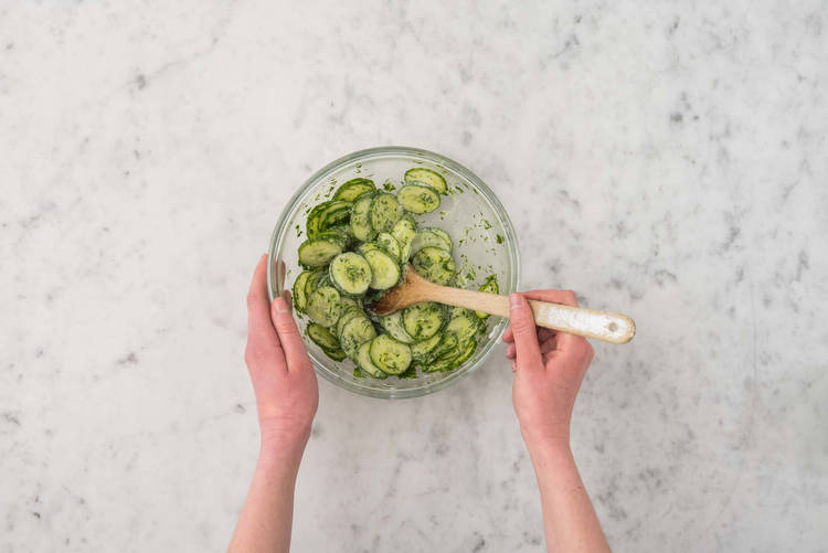 Gurkensalat fertigstellen