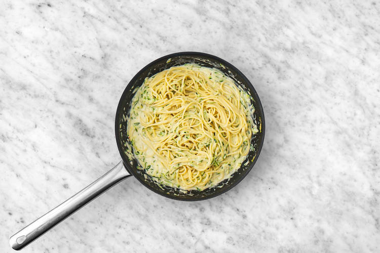 Tilsæt pasta og ost