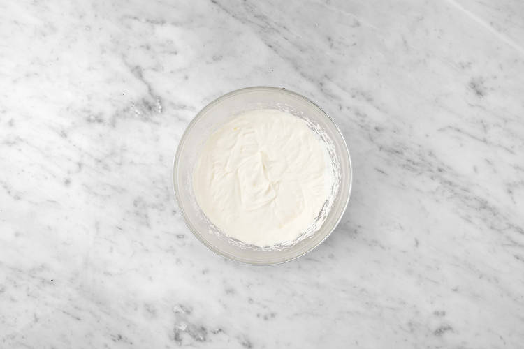 Sahne schlagen und Nüsse rösten