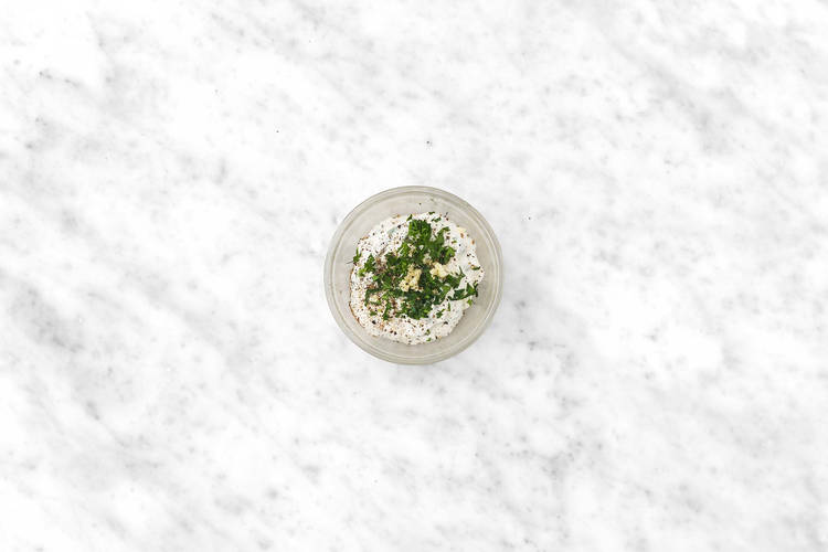 Préparer la sauce au citron et aux herbes