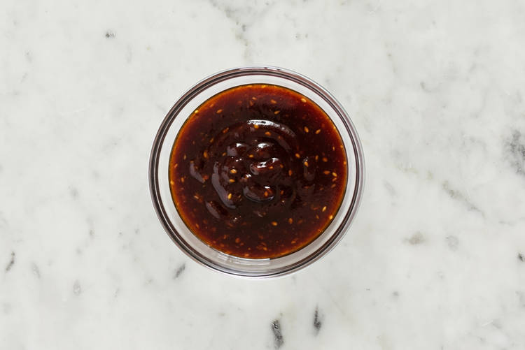 Commencer les légumes et préparer la sauce