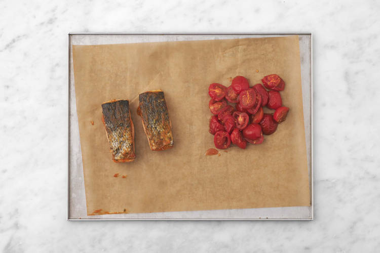 Rôtir le saumon et les tomates