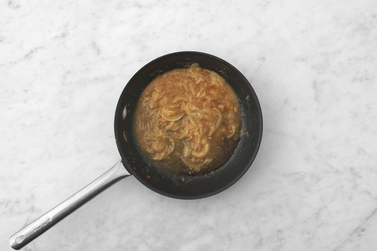 Zwiebelsoße zubereiten