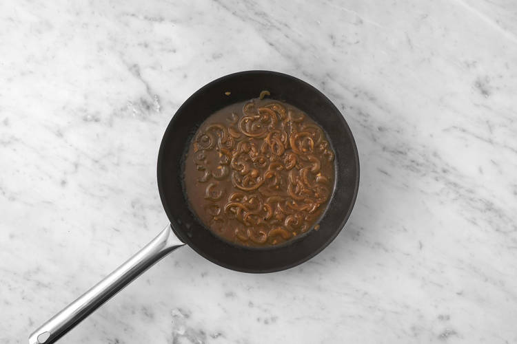 Zwiebelsauce zubereiten