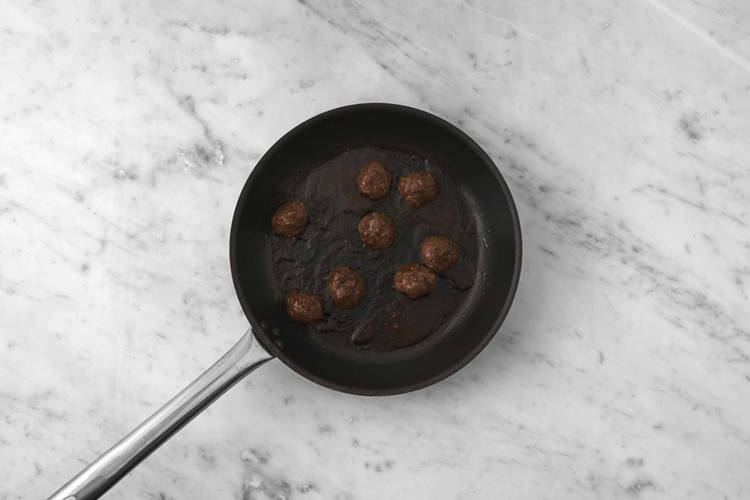 Fleischbällchen fertigstellen