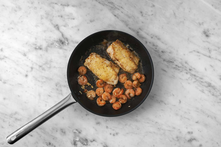 Fisch und Garnelen anbraten